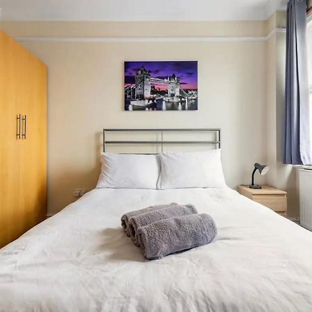 Lovely 3-Bed 20 Minutes To Central Лондон Екстериор снимка