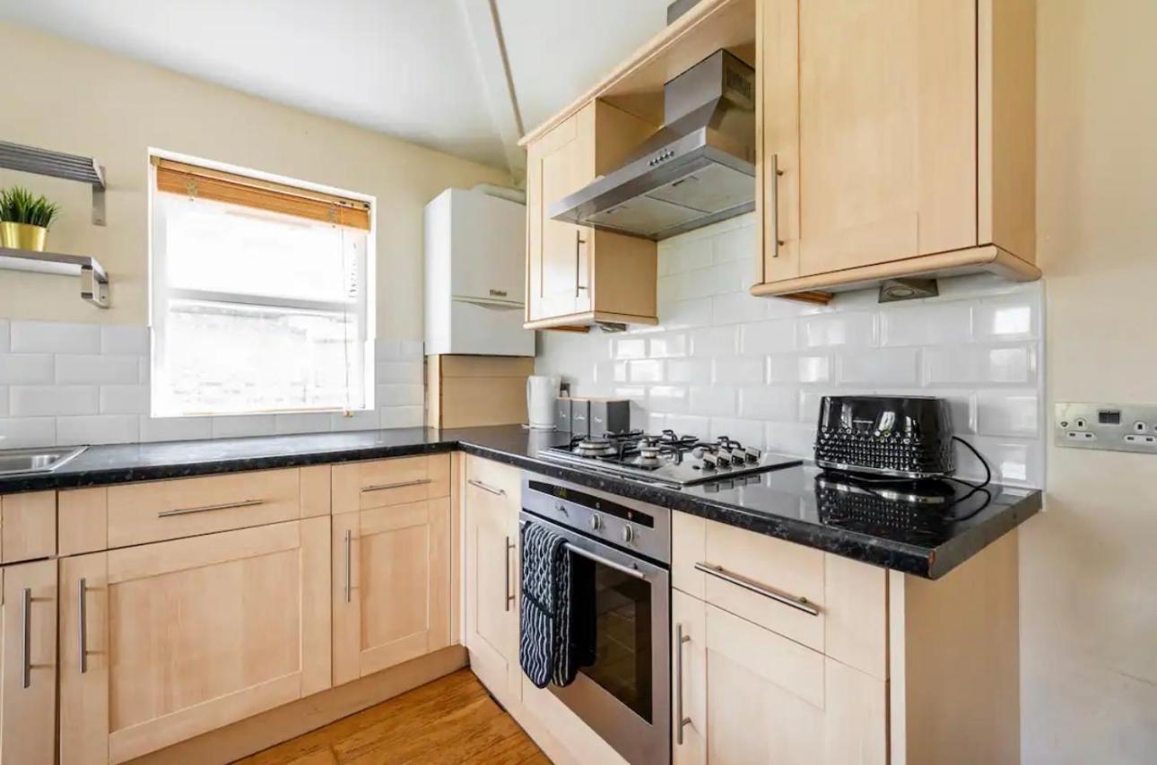Lovely 3-Bed 20 Minutes To Central Лондон Екстериор снимка