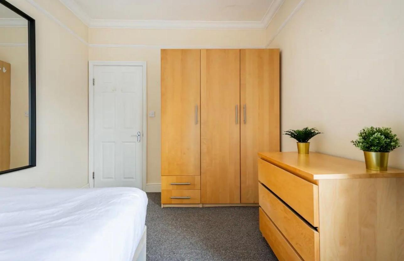 Lovely 3-Bed 20 Minutes To Central Лондон Екстериор снимка