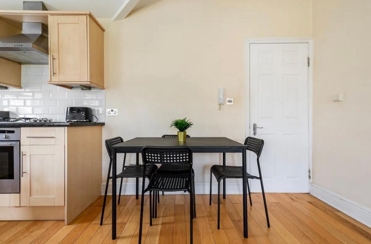 Lovely 3-Bed 20 Minutes To Central Лондон Екстериор снимка
