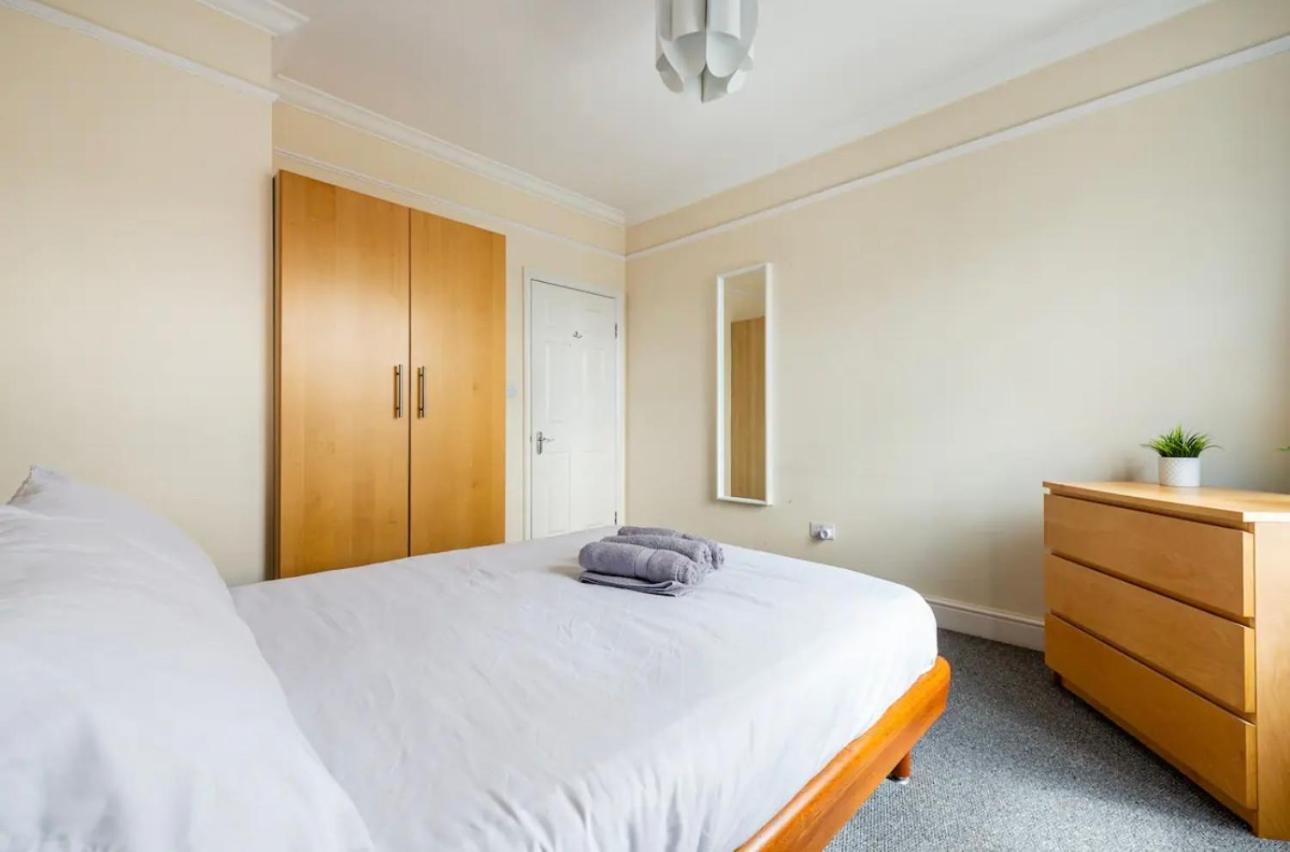 Lovely 3-Bed 20 Minutes To Central Лондон Екстериор снимка