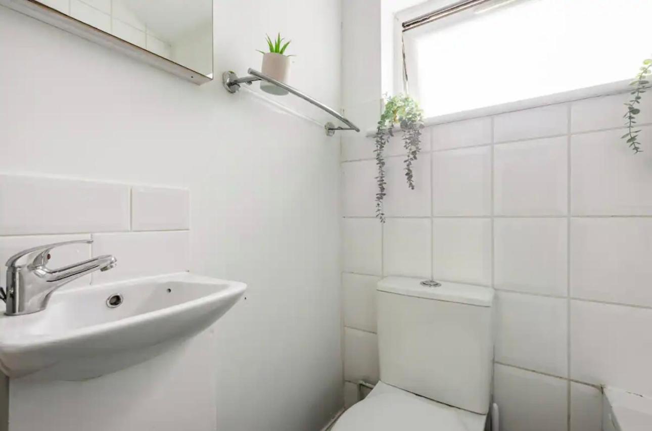 Lovely 3-Bed 20 Minutes To Central Лондон Екстериор снимка