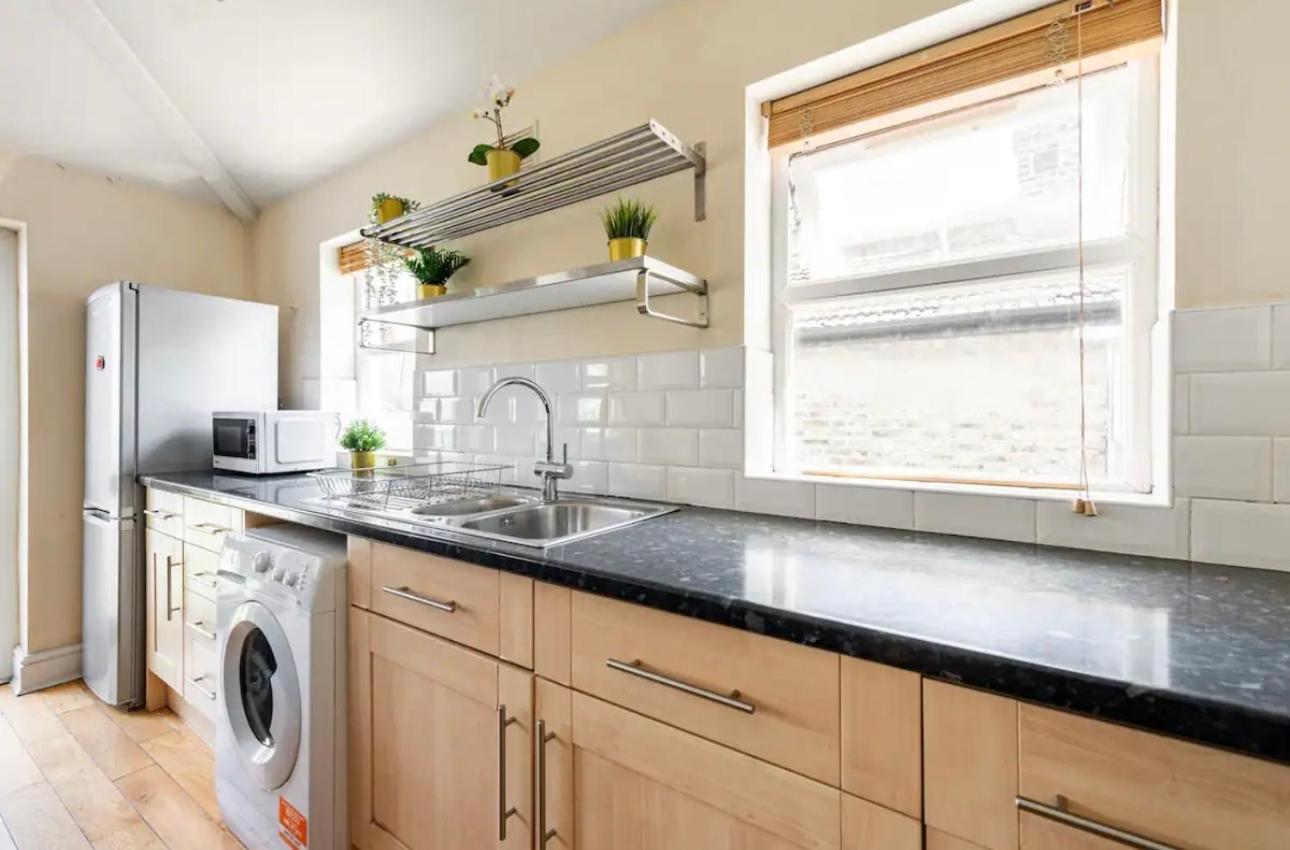 Lovely 3-Bed 20 Minutes To Central Лондон Екстериор снимка